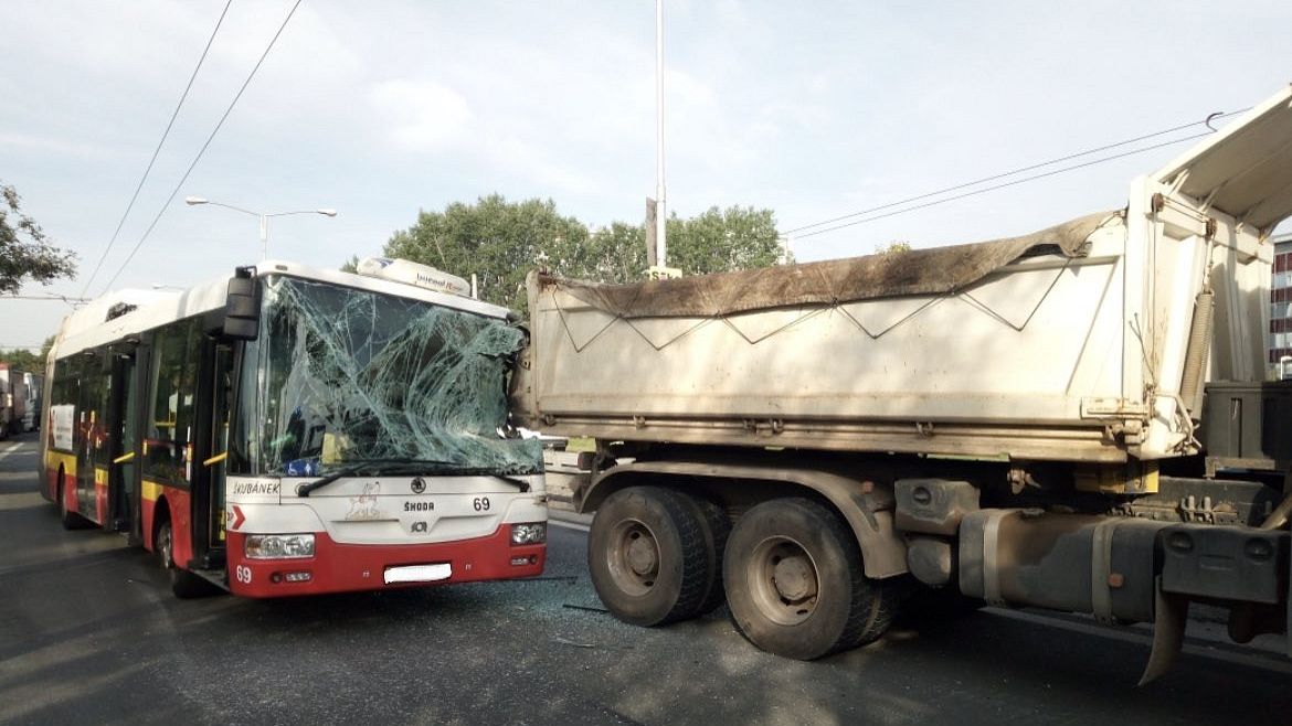 Trolejbus s cestujícími vrazil v Hradci Králové zezadu do náklaďáku